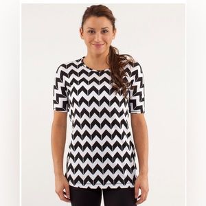 Lululemon Devotion Short Sleeve Tee  Arrow Chevron White Black / Heathered Black